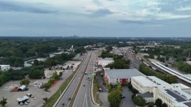 Hava 4K görüntüleri, Birleşik Devletler 'deki bir sanayi bölgesinden geçen yoğun bir otoyolu gösteriyor. Büyük depolar, kamyonlar.
