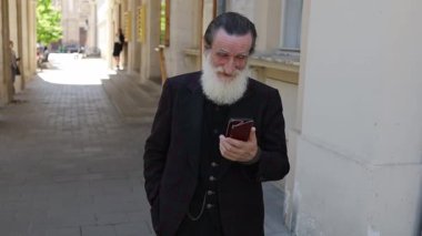 Günlük giysiler içinde yaşlı bir adam yüksek binalar ve trafik ile çevrili bir şehir caddesini yavaşça geçiyor. Otantik şehir yaşam tarzını ve Amerika 'daki yaşlıların günlük yaşamlarını yakalıyor..