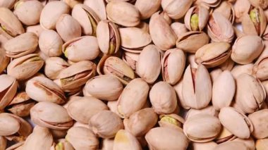 Fıstık fıstıklarının kabuk ve çekirdeklerin detaylı dokusunu gösteren makro görüntüleri, doğal rengi, yüzey desenini vurguluyor.