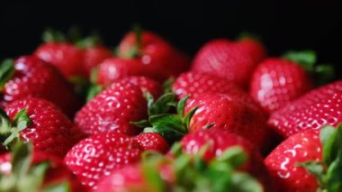 Taze olgun çileklerin canlı kırmızı renkli ve sulu dokusuyla yakın çekim makro görüntüleri. Sağlıklı beslenme temaları, yaz meyveleri, tatlı malzemeleri için mükemmel.