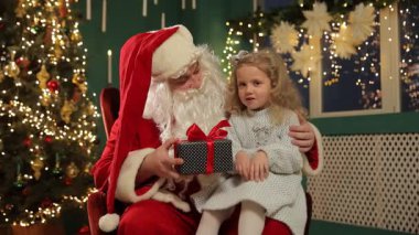 Noel Baba Noel 'de çocuklara hediyeler getirir. Çocuklar Noel Baba' dan özel hediyeler alır.