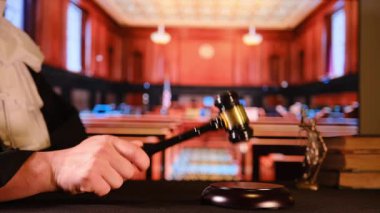 Tahta tokmak duruşma sırasında ses bloğuna çarpmış. Otoriteyi, hukuki gücü ve kolluk kuvvetlerini temsil eder..