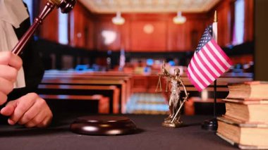 Gavel, Amerikan bayrağı ve mahkeme salonundaki adalet heykeli. ABD 'de hukuk, demokrasi ve adalet sembolü.