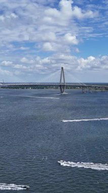 Charleston, Güney Carolina 'da su boyunca uzanan kablo destekli köprünün hava görüntüsü..