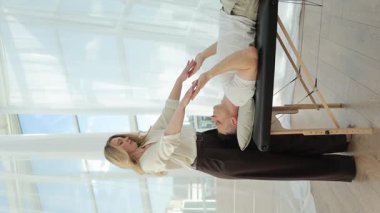 Pratisyen bir adam terapi masasında bir adamın üzerinde hassas enerji hizalama hareketleri yapar. Duygusal dengeyi ve derin rahatlamayı destekler..