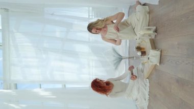 Pratisyen kadın, Access Bar ve Teta İyileştirme tekniklerini kullanarak enerji çalışması yaparken, huzurlu bir şekilde iyileşme sürecinde uzanıyordu..