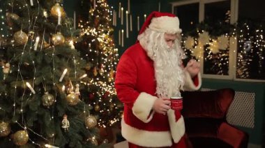 Noel Baba, sıcak bir odada parıldayan bir Noel ağacının yanından yavaşça geçer. Uzun bir hediye teslimatı gecesinden sonra yorgun görünür. Yumuşak, sıcak ışıklar etrafını sarmış.