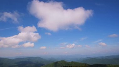 Blue Ridge bölgesindeki Kuzey Carolina Dağları 'nda güzel bir zaman atlaması.