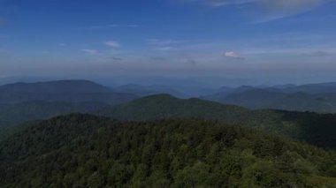 Yuvarlanan mavi dağ katmanlarının geniş bir hava manzarası Amerika 'daki parlak bir yaz gökyüzünün altında uzanıyor..