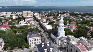 Charleston, Güney Carolina 'nın insansız hava aracı görüntüleri ikonik St. Phillips Kilisesini, tarihi mahalleleri, kıyı geçmişini ve klasik güney mimarisini vurguluyor..