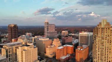 ABD 'nin Kuzey Carolina eyaletinin Raleigh kentindeki önemli bir binaya odaklanan dikey İHA görüntüsü, kentsel kimliği vurguluyor.
