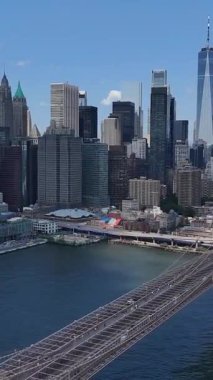 New York City siluetinin dikey videosu, Birleşik Devletler. Finans Bölgesi ve Brooklyn Köprüsü.
