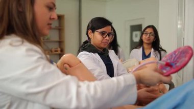 Profesör, bir ders sırasında ilgili üniversite öğrencilerine bir mankenle çocuk doğurduğunu gösteriyor.