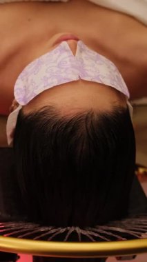 Kafa masajı yaptıran ve hidroterapi gören bir kadınla rahatlatıcı su terapisi.