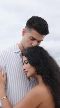 Sevecen bir adam romantik tatillerinde sevgilisinin başını öper.