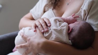 Yeni doğmuş bebeğini kucağına alıp emziren bir annenin yakın çekimi sevgi ve sevgi dolu bir bağ yaratıyor.