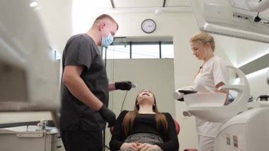 Diş hekimliği personeli, ortodontik tedaviler için modern 3 boyutlu tarayıcı kullanıyor.