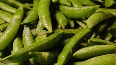 Islak, taze, taze bezelyelerin dönüşümlü olduğu yakın plan, sağlıklı ve organik bir sebze arka plan.