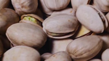 Kavrulmuş ve tuzlanmış şam fıstıklarının yakın plan görüntüsü daireler çizerek dönüyor.