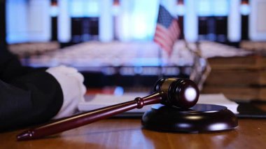 Hakimler, Amerikan mahkemesindeki tokmağa vuran beyaz bir eldiven verdiler.