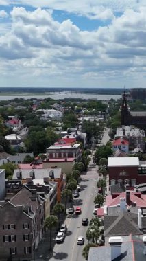 Charleston 'ın yüksek açılı manzarası tarihi binalar, arabalı bir cadde ve liman.