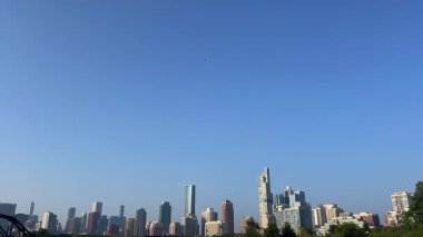 Chicago şehir merkezinde gökdelenleri ve modern binaları olan açık mavi gökyüzü.