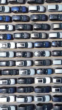 Birçok yeni araba bir araba galerisinde ya da fabrika otoparkında düzenli olarak park edilir.