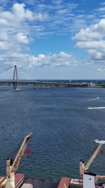 Charleston 'daki Arthur Ravel Jr. köprüsüne yaklaşan büyük bir geminin yüksek açılı görüntüsü.