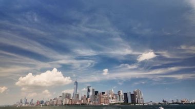 New York 'taki Manhattan siluetinin panoramik görüntüsü. Gökyüzünde hareket eden güzel bulutlar.