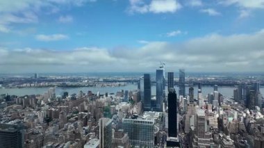 Manhattan şehir merkezinin geniş hava manzaralı silueti Hudson Metrosu kuleleri ve Hudson Nehri...