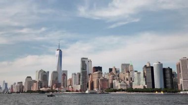 Manhattan 'ın aşağısındaki mali bölge ufuk çizgisi ve bir dünya ticaret merkezi denizden görülüyor.