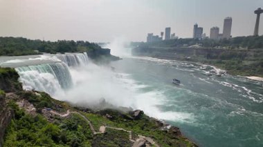 Niyagara Şelalesi 'nin manzarası. Amerikan şelaleleri, duvak düşüşü ve Niagara nehri.