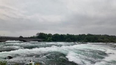 Niagara Nehri 'nin güçlü ve çalkantılı suları bulutlu bir günde akıyor.