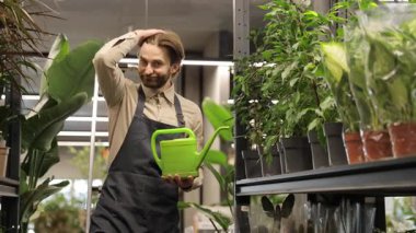 Çiçekçi dükkanında çalışırken kendini sıcak ve bitkin hisseden stresli bir çiçekçi.