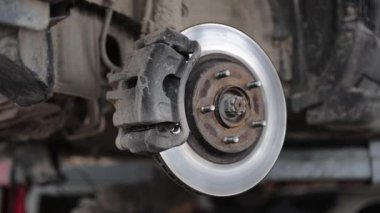 Tamirat ve tamirat sırasında tekerleksiz araba fren diski ve kalibre.