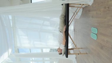 Parlak, modern bir klinikte ameliyattan önce orta yaşlı bir adam masaj masasında dinleniyor.