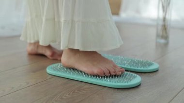 Çıplak kadın ayaklarıyla bir sadhu tahtasına basıyor ve akapunktur masajı için keskin tırnakları var.