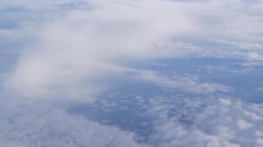 Açık mavi bir arka planı olan güzel bir bulut denizi üzerinde yüksek irtifa uçuşu