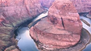 At nalı kıvrımının görkemli hava manzarası, Colorado nehrinin ünlü kıvrımlı köşesi, Arizona.