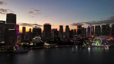 Miami şehir merkezinin güzel hava manzarası rengarenk bir günbatımından geceye geçiş yapıyor.