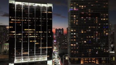 Uzun gökdelenler ve ofis binaları gün batımından sonra Miami, Florida 'da ışıklarla parlıyordu.