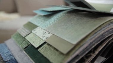 İç tasarım seçimleri için çeşitli doku ve kalıplara sahip renkli kumaş örnekleri kataloğu