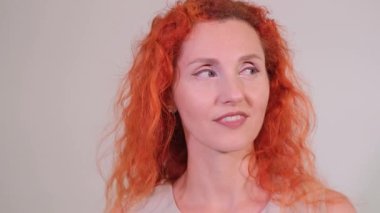 Güzel kızıl saçlı kadın farklı mutluluk ve mutluluk duygularını ifade ediyor, gülümsüyor ve gülüyor.