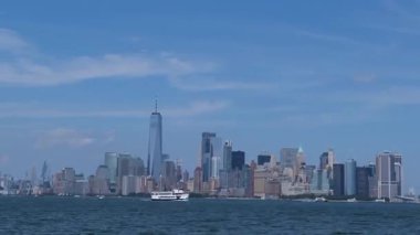 Manhattan 'ın aşağılarının panoramik manzarası güneşli bir günde denizden bir dünya ticaret merkezi ile gökyüzü.