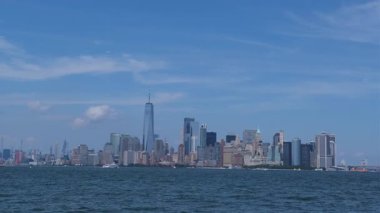 Iconic New York City finans bölgesi gökdeleninde güneşli bir günde bir teknede görüldü.