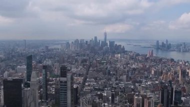 New York şehrinin hava manzarası bulutlu bir günde bir dünya ticaret merkezi ile gökyüzü.