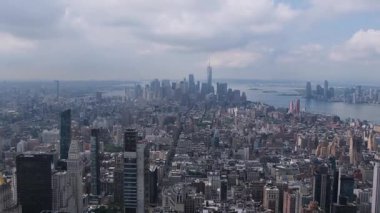 New York 'un yüksek açılı manzarası ikonik gökyüzü Manhattan şehir merkeziyle bulutlu bir günde