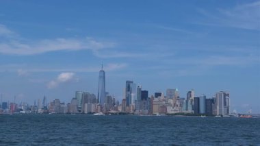 Manhattan 'ın alt ufuk çizgisinin panoramik görüntüsü Hudson Nehri' nden bir dünya ticaret merkezi ile