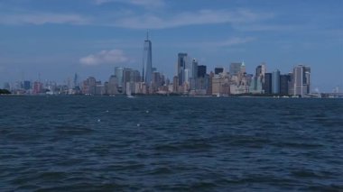 Manhattan 'ın alt kısmındaki ikonik ufuk çizgisinde Dalgalı Hudson Nehri' nden görünen bir ticaret merkezi var.