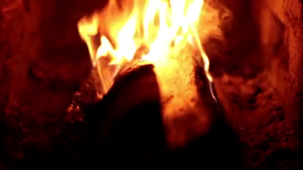Ogień w tradycyjnym piecu rosyjskiego — Wideo stockowe